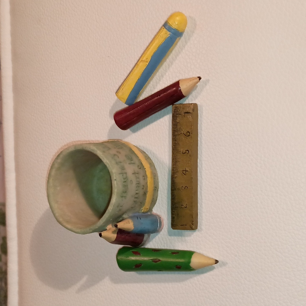 "Teacher's worth cannot be measured" desk decoration.